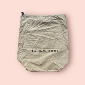 Louis Vuitton dust bag Length 19 1/2”
Width 17” drawstring